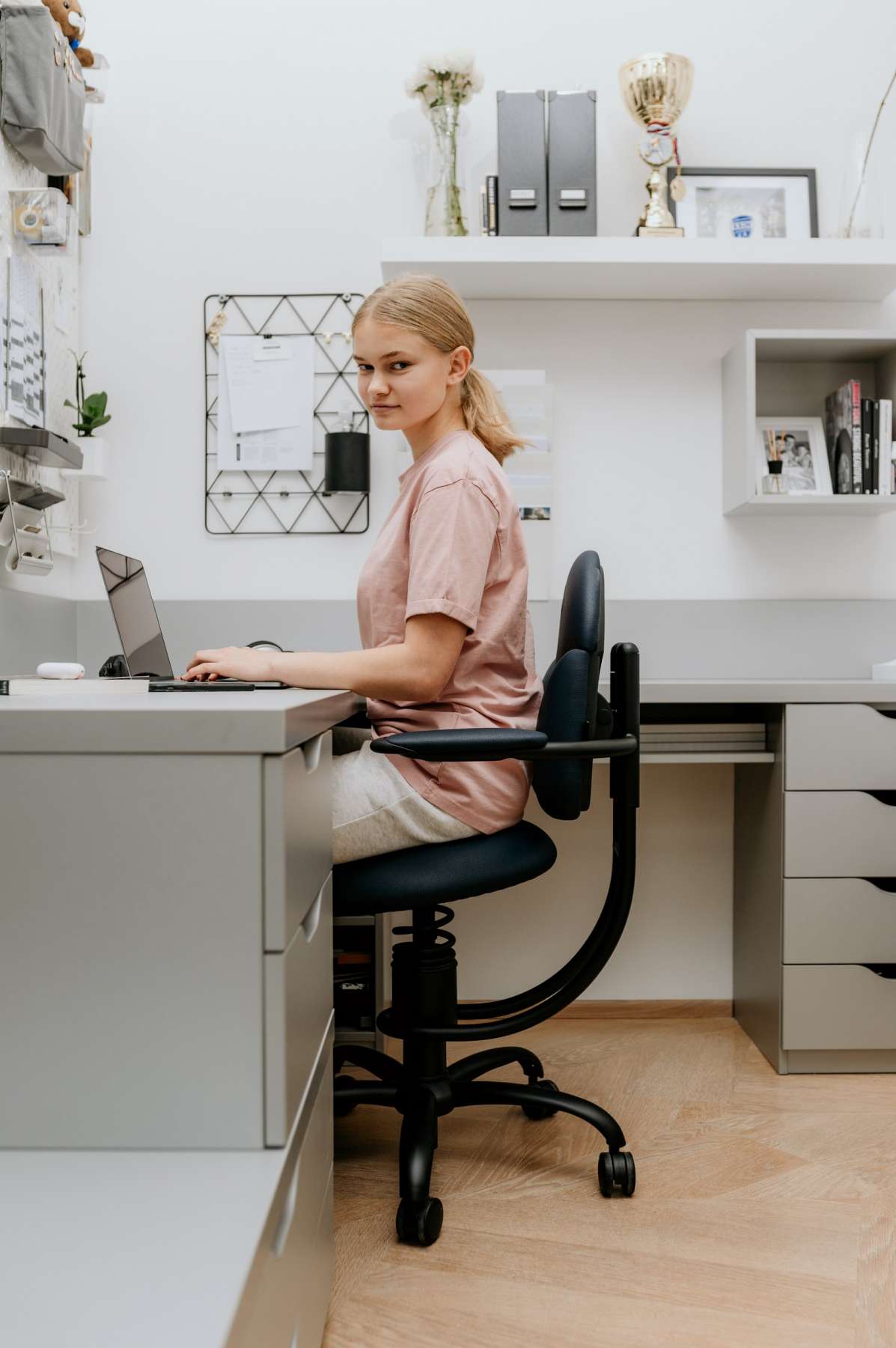 Otroški pisarniški stol Basic na katerem sedi deklica