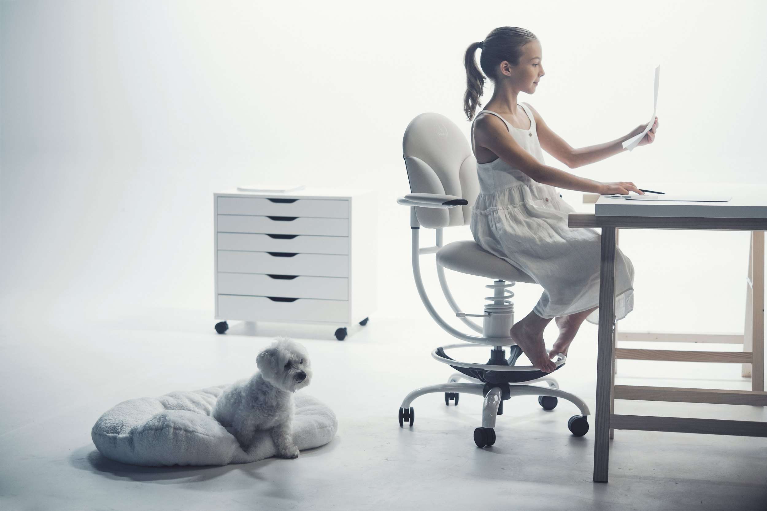 Deklica dela nalogo na pisarniškem stolu Basic