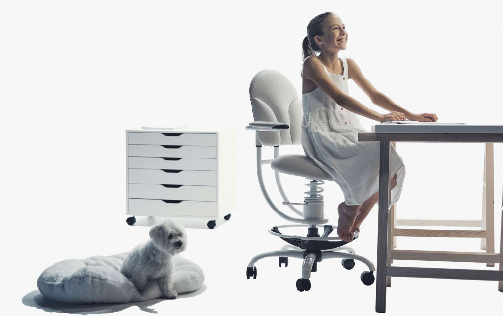 Deklica na pisarniškem stolu za pisalno mizo