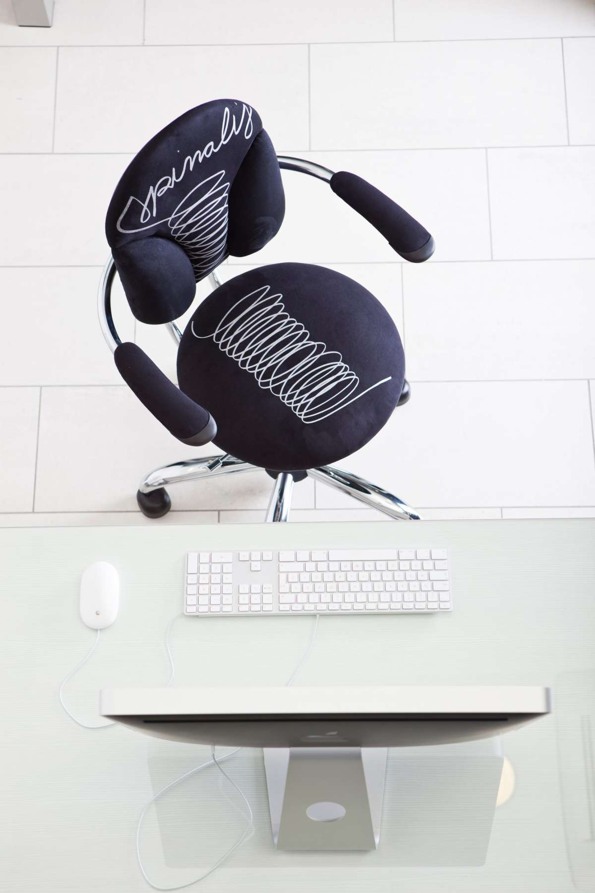 Pisarniški stol Basic s napisom Spinalis