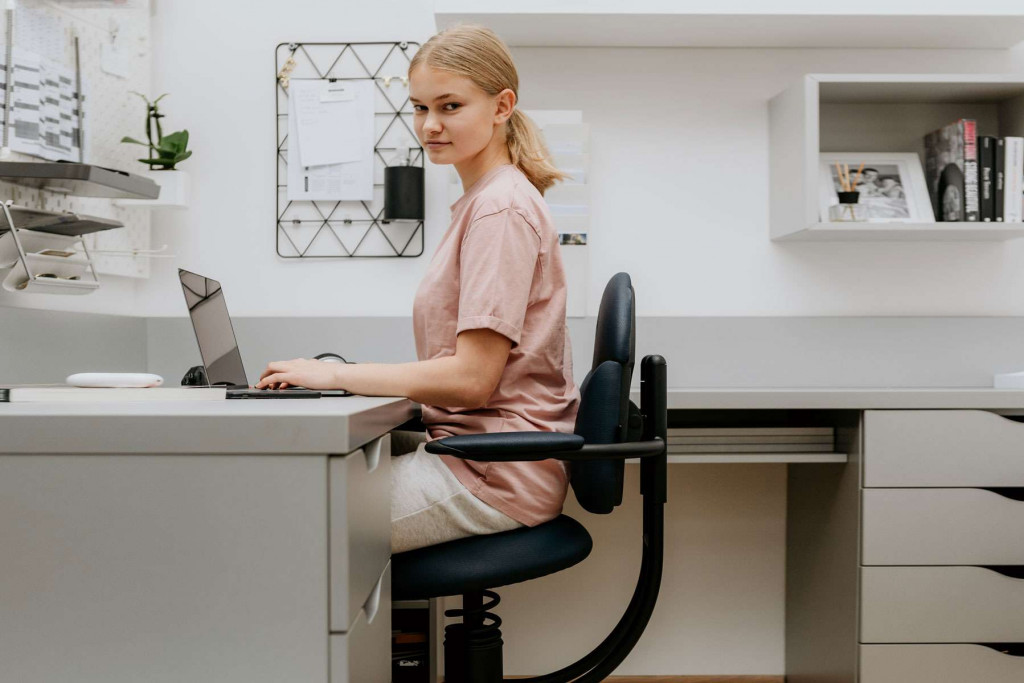 Pisarniški stol za otroke prikaz deklice v otroški sobi