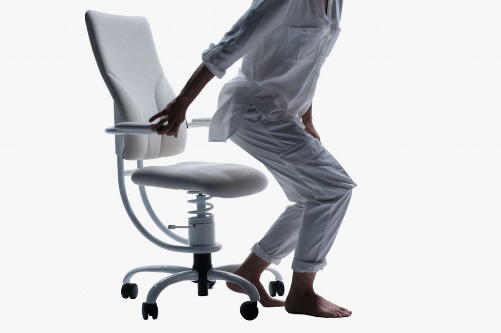 Oseba se dviguje iz ergonomskega pisarniškega stola