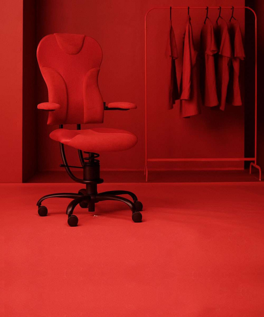 Pisarniški stol Spider v rdeči barvi na rdečem ozadju